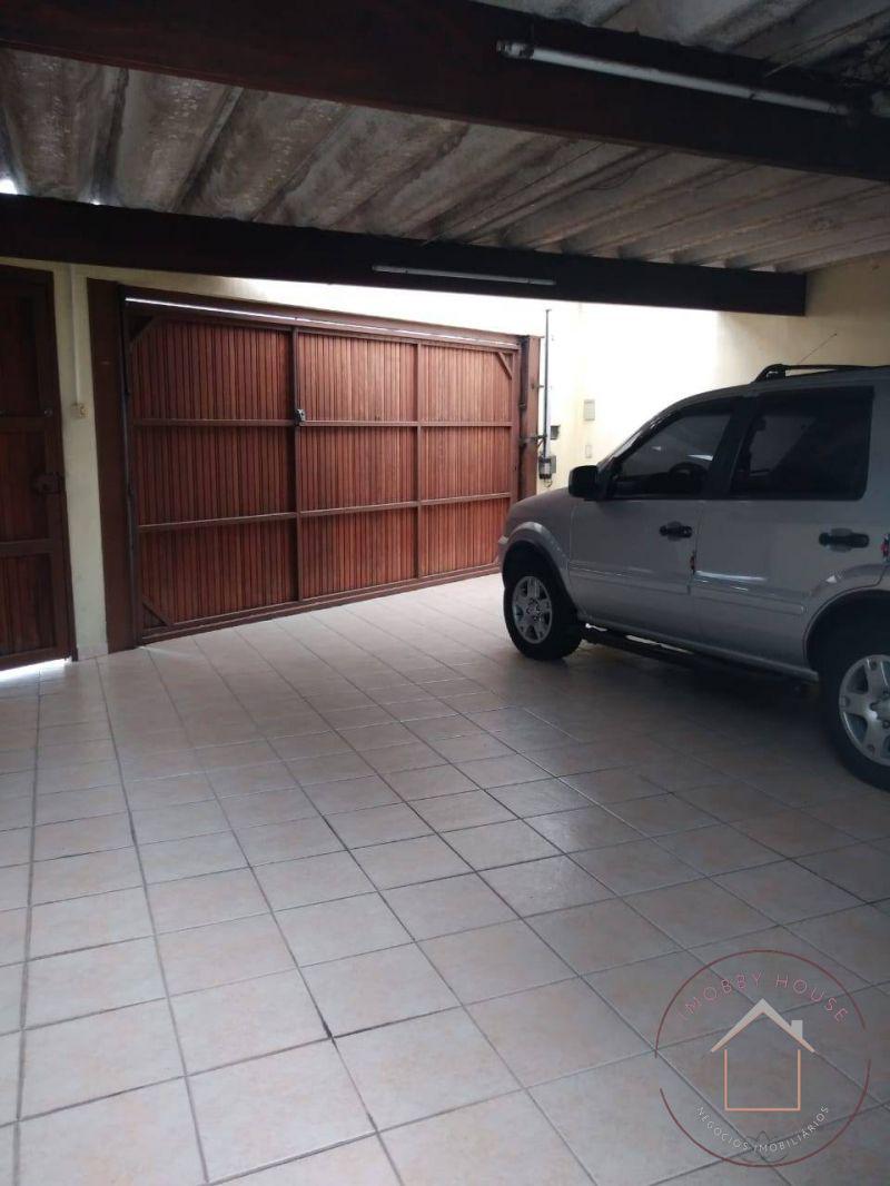 Casa com 214m², 3 Quartos, sendo 1 Suíte, na rua da delegacia.