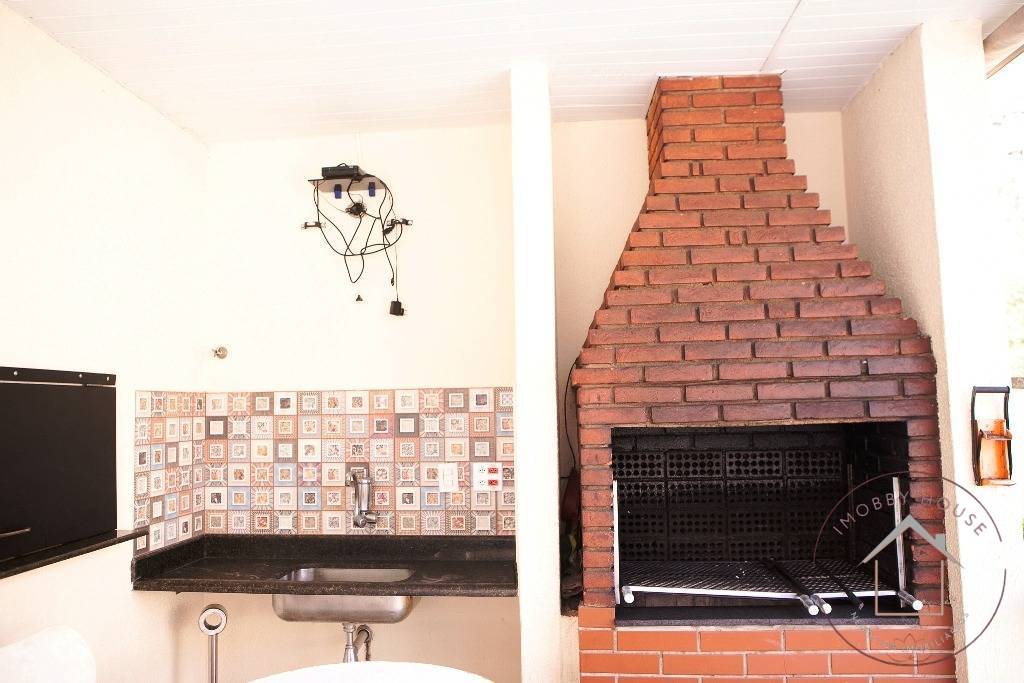 Oportunidade - Casa com Quintal Amplo, 3 Quartos, Possibilidade de fazer o sótão, 1 Vaga.coberta