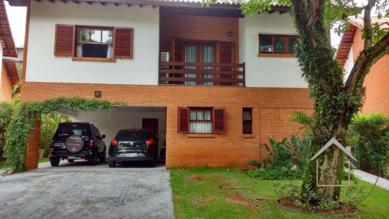 Belíssima casa de condomínio • 660m²  •  4 Quartos 2 Suítes •   5 Vagas. Amplo Gramado. Aceita Permuta