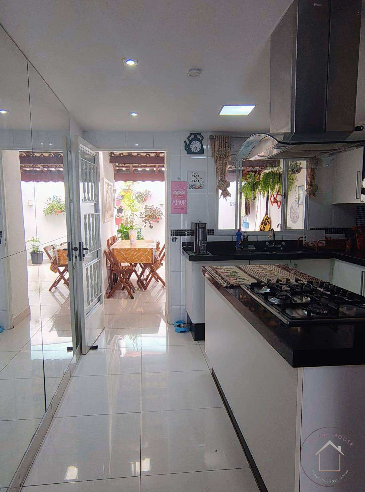 EXCELENTE OPORTUNIDADE!!! Casa em Condomínio, Mobiliada com quintal amplo, moderna, toda reformada! Horto do Ipê