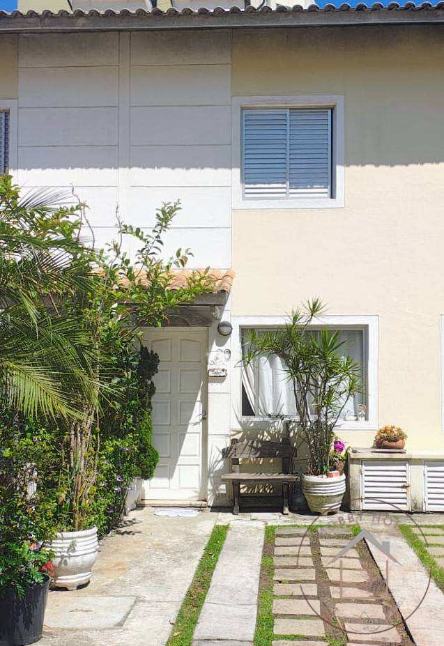 Sobrado com 2 Quartos (possibilidade de + 1 Quarto), Vaga para carro e moto, Quintal com Churrasqueira. À 800m metrô